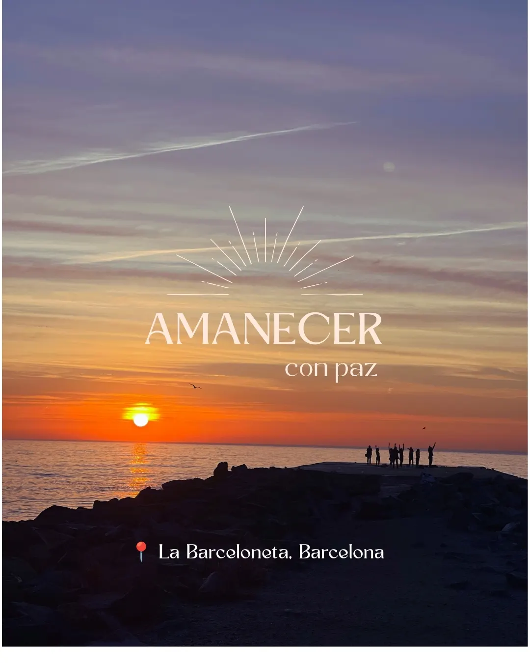 Cartel de Amanecer con Paz: salida del sol sobre el mar en la Barceloneta con un grupo en el espigón