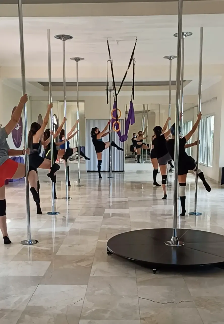 Clase grupal en el antiguo estudio de Tegucigalpa, con barras y suelo de mármol