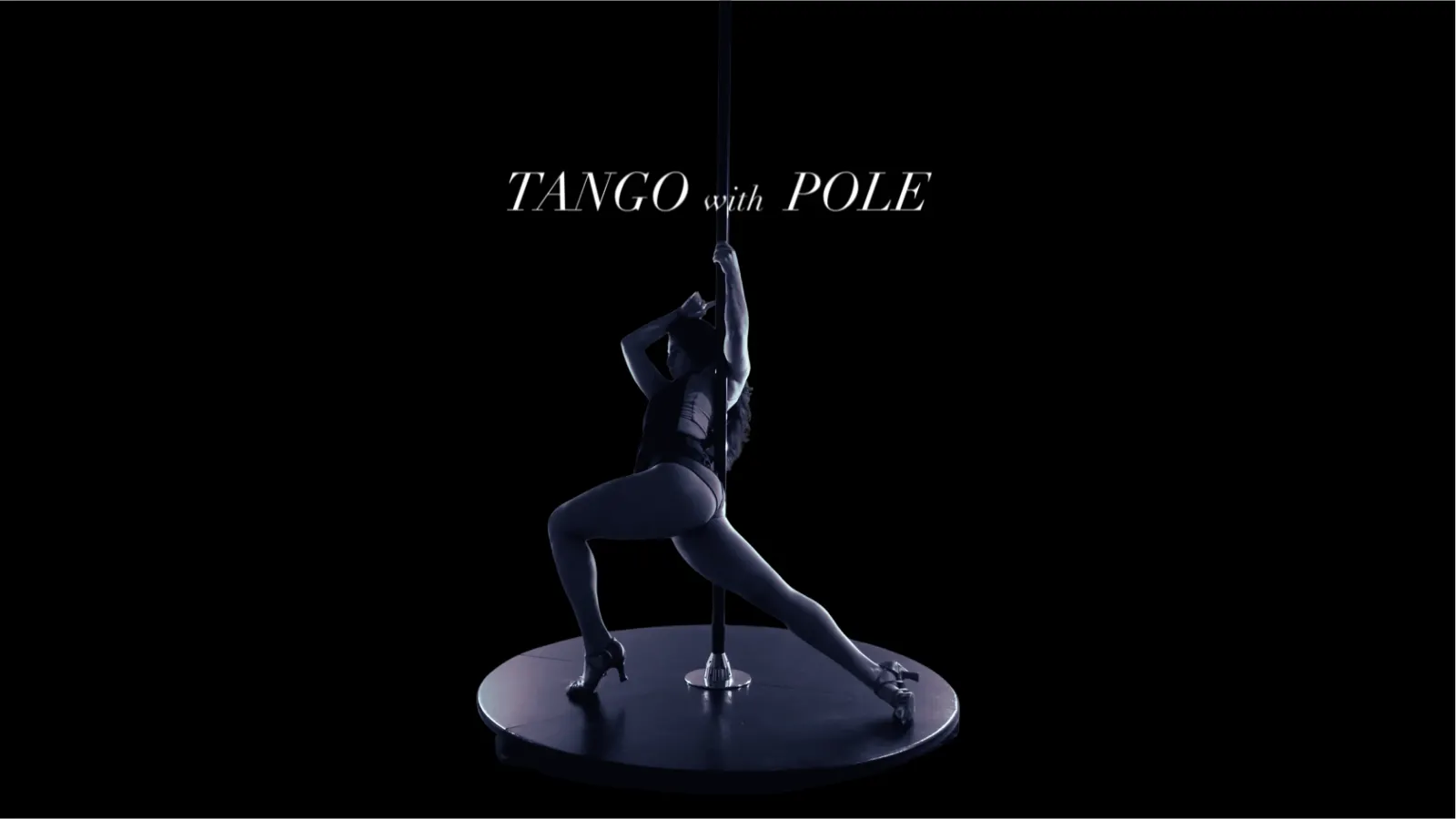 Tango with Pole: bailarina con tacones junto a la barra sobre fondo negro